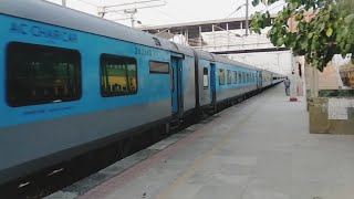 12936 UP Surat - Bandra Terminus Intercity Express Crossing Gholvad