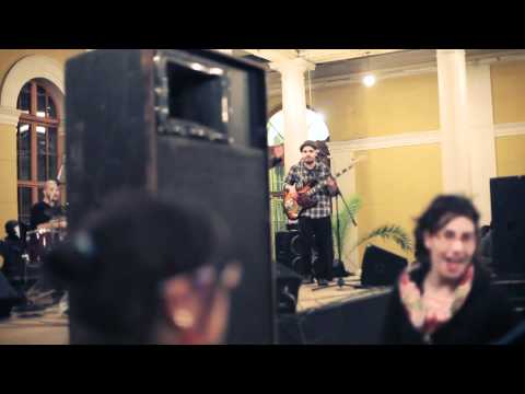 LaVitrola.cl: Drakos - La Mexicana (en vivo toma de la casa central de la Universidad de Chile)