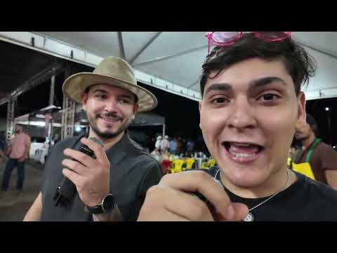 De capacete e óculos no Festival do pequi em Novo Planalto
