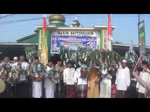 Warga Kelurahan Bajak Iring - iringan Nasi Jambar