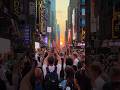 Tourists scored front-row seats to the NYC sunset of the year 🌅 Manhattanhenge ❤️