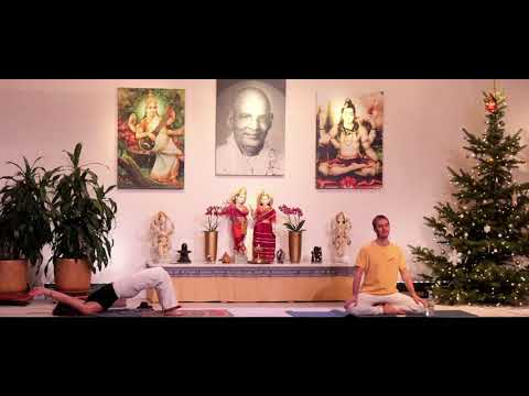 Yogastunde "YV Grundreihe Ankommensstunde" mit Adrian - Yoga Vidya Ashram Live - 17:00 Uhr 10.12.21