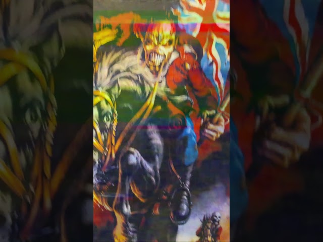 Vídeo relacionado con Camiseta Iron Maiden Mummy Back. Camiseta Rock Oficial Negra. Banda Heavy Metal. Algodón. Unisex. Adulto Muchacho. (XXL)