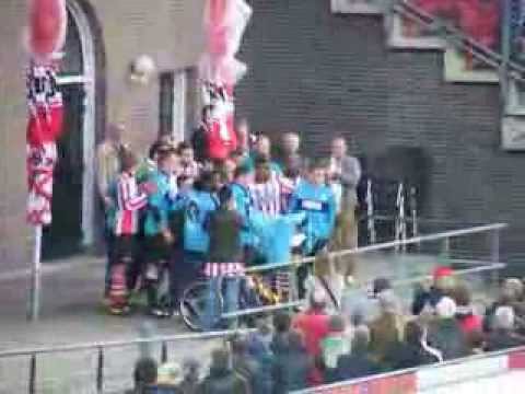 Sparta spelers begroeten zieke Spartaan