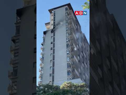 Incendio afecta edificio de 22 pisos en pleno centro de Santiago