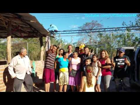 Compartiendo una pinata con un amigo y sus adorables hijos que nos visitaron