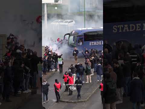 L'arrivée du bus Caennais au Stade Michel d'Ornano avant le match SM Caen - Pau FC (J24 Ligue 2 BKT)