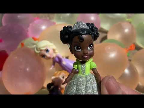 Water Balloons ! Elsa and Tiana toddlers - pool - water fun splash - floaties