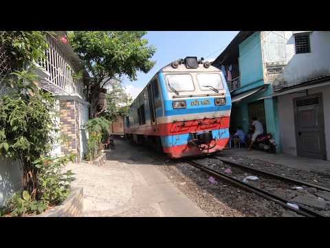 【Vietnam Railway】SE7 Train Passed The Railway Alley in Nha Trang