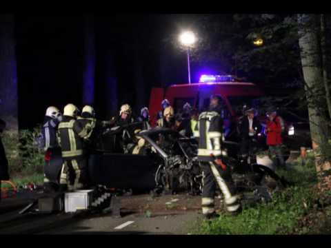 Auto botst tegen boom op Nunspeterweg richting Vierhouten