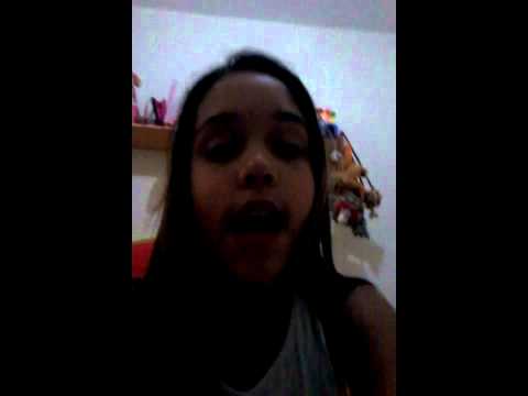 Letycia cantando dona felicidade