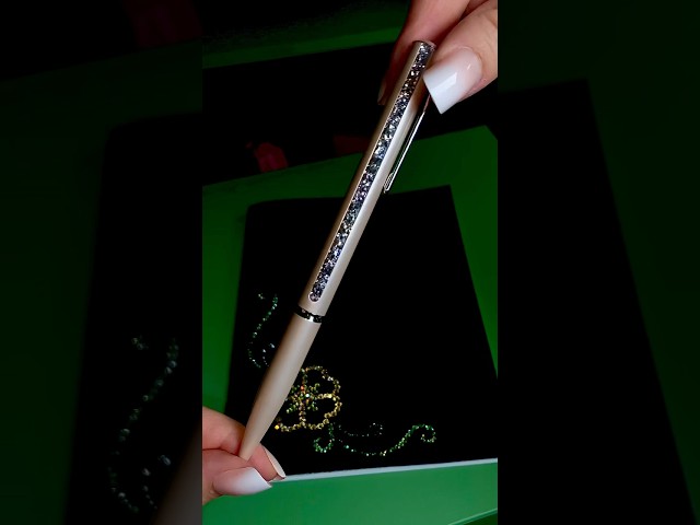 Vídeo relacionado con Swarovski Bolígrafo Crystal Shimmer para Mujer, Tinta Negra con Cristales Rosa y Baño en Tono Oro Rosa, de la Colección Crystal Shimmer de Swarovski