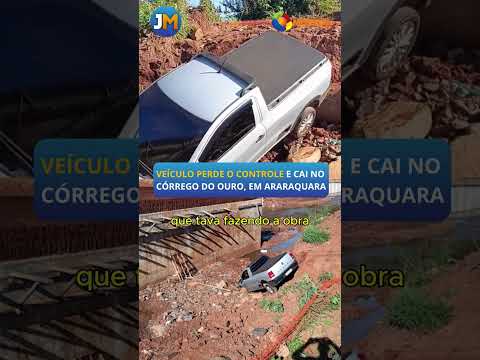 Veículo perde o controle e cai no Córrego do Ouro, em Araraquara.