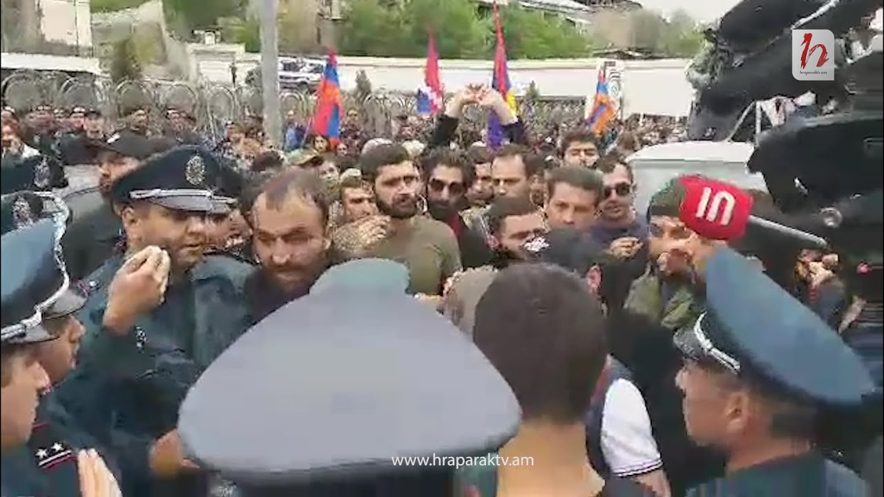 1 րոպե ժամանակ ունեք, բացեք ճանապարհը. Սաղաթելյանը՝ ոստիկանին