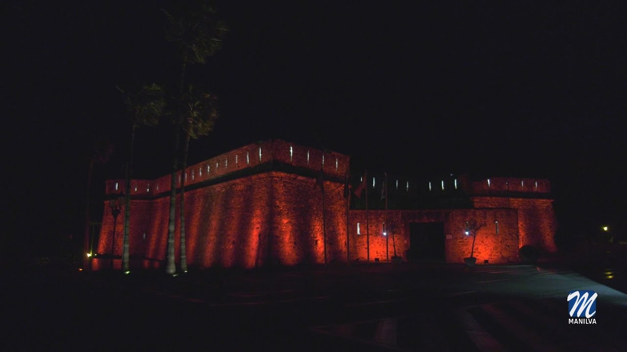 El Castillo se ilumina de rojo