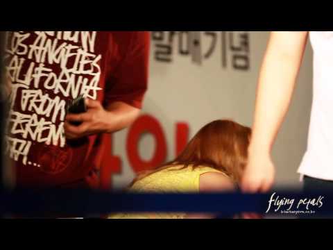 [Fancam] 120524 'Twinkle' Fansign - SNSD Taeyeon & Moth lol by flying petals