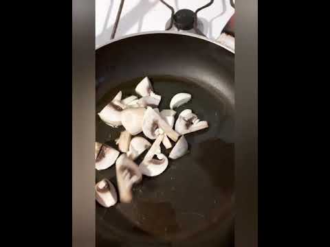 Pasta con funghi, prosciutto  cotto  e panna