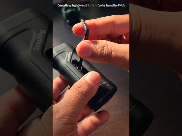Vídeo relacionado con SMALLRIG Mini Manija Lateral para Orificios Roscados de 1/4"-20, Manija Portátil para Cámara para Mano Izquierda o Derecha, Cámara con Zapata Fría Incorporada y Orificio Roscado - 4755
