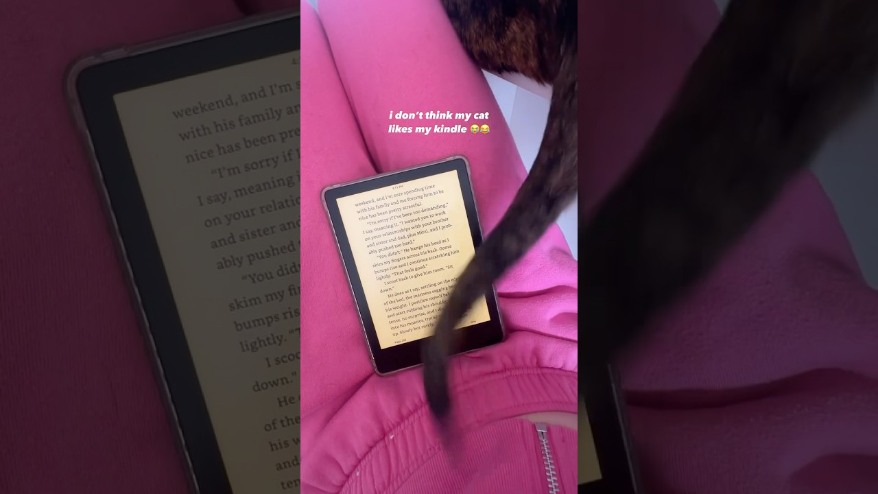 Reading on my kindle while having a CAT 💖 #reader #booktube #books #bookish #booktok #bookrecs