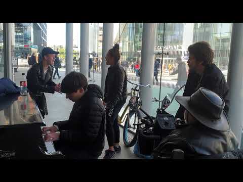 Titanium on the piano in Utrecht Central Station