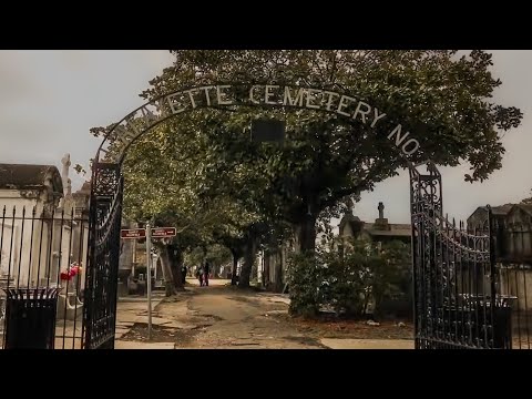 image-Why is Lafayette Cemetery a tourist attraction?