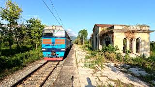 Пассажирский поезд под тепловозом 2ТЭ116У-0200 проходит заброшенную платформу Гячрыпш. 03/07/2024.