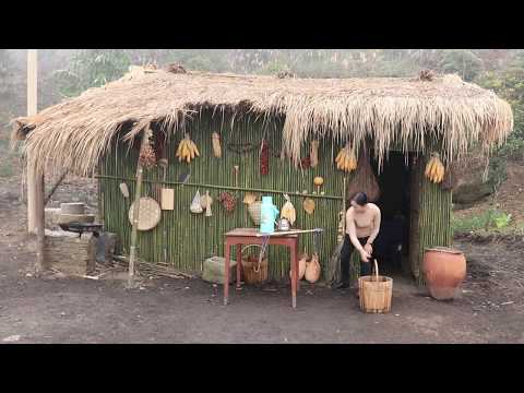 80女孩獨居深山挑泉水喝，像人間仙境The girl lives on a mountain carrying water and drinking like a fairyland on earth