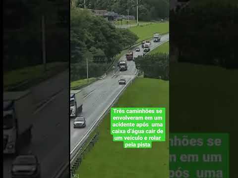 3 caminhões se envolveram em um acidente após uma caixa d’água cair de um veículo e rolar pela pista