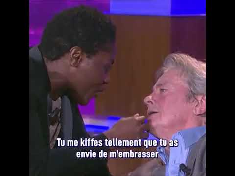 claudia Tagbo embrasse Alain Delon sur un plateau télé sur la langue