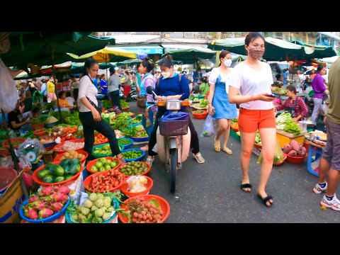 Evening walking tour Orussey traditional market street food, Cambodian food market tour
