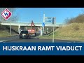 Vrachtwagen met hijskraan knalt op viaduct - OMROEP WEST