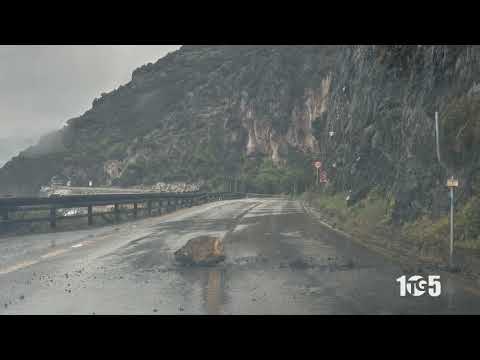 Marina di Camerota: masso crolla sulla strada del Mingardo, sfiorata la tragedia e strada chiusa