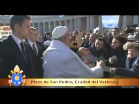 El Papa Francisco saluda a discapacitado en la Plaza de San Pedro