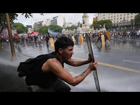 Video Thumbnail: Clashes erupt outside Argentine Congress over Milei labor reform