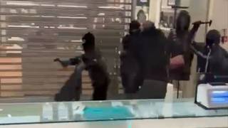 Montebello, la violenta razzia nella gioielleria. Un poliziotto in borghese tenta di fermarli e v...