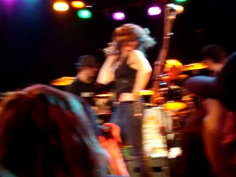 The Donnas Brett Anderson  "Round & Round"  Ratt song with Camp Freddy