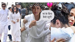 Madhuri Dixit crying badly during funeral of her mother with family members