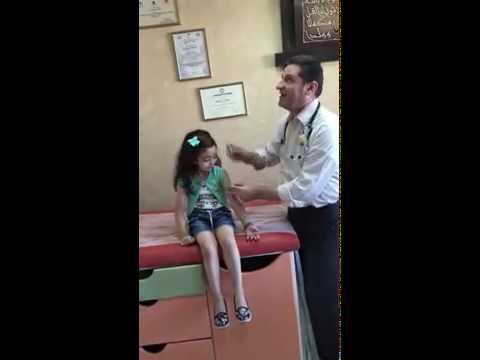 اعطاء الابرة للطفل
