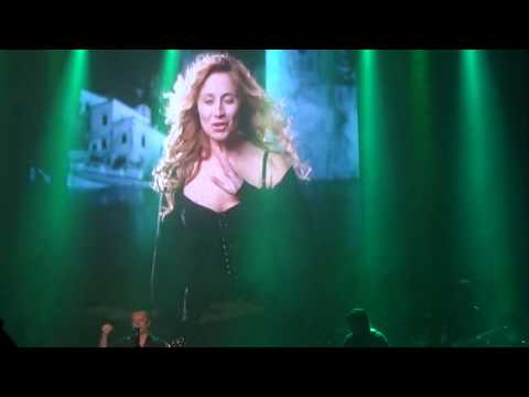 Gigi D'Alessio, Lara Fabian - Un Cuore Malato - live Parigi 2015 France