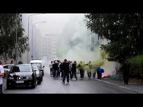 Sinikaarti marssimassa tammelaan TPV - Tampere United otteluun 29.8.2009