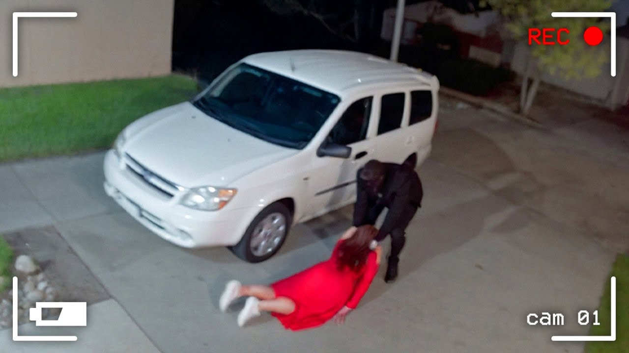 لم يكن ليصدق ما حدث قرب منزله لولا كاميرا المراقبة