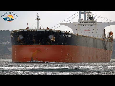 GIANT SHIPS pass the BOSPHORUS - ISTANBUL STRAIT Shipspotting December 2021 - 4K