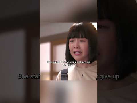 The girl angrily took off her wig and a bald spot on her head became visible.