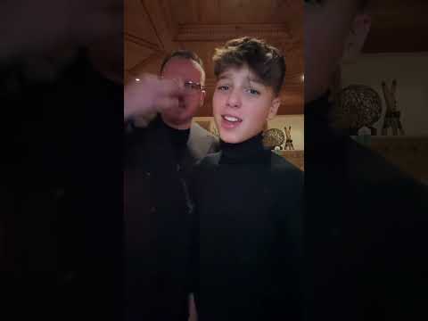 Gigi d'Alessio canta insieme al figlio