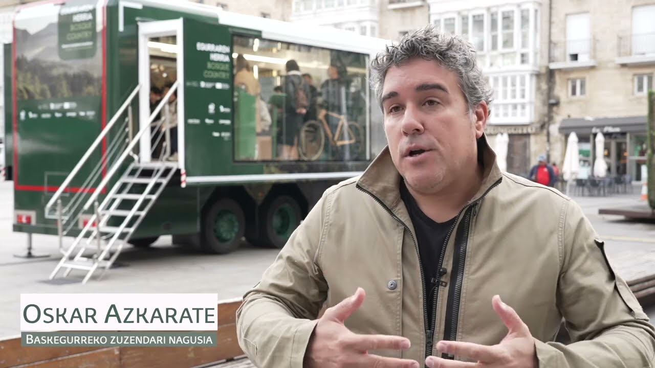 Oskar Azkarate gizartea bere baso-errealitatearekin lotzen "Egurraren Herria. Country basoa"