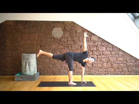 26 gedrehter Halbmond Der Yoga Coach by Stephan Suh