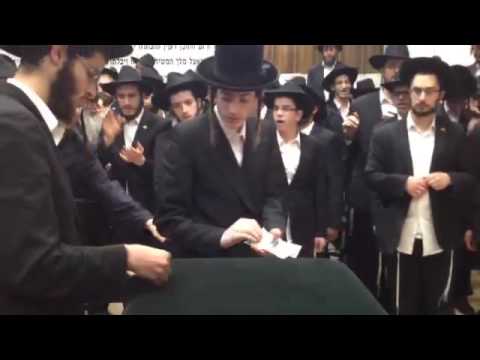 חלוקת דולרים יום א', ל' ניסן תשע"ו