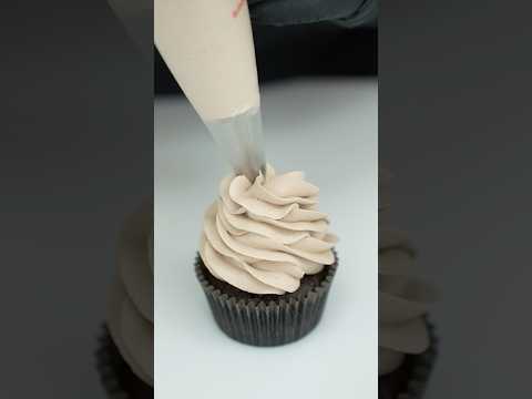 Pipe Cupcakes Like a Pro! | Easy Cupcake Decorating Tutorial 🎂✨