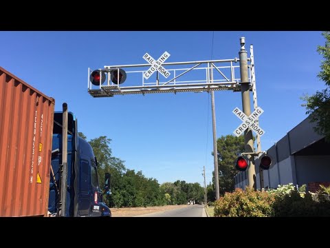 6/15/2017 Enterprise Boulevard Railroad Crossing, UP 532 YSR61r Local, West Sacramento CA