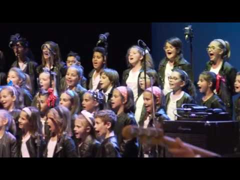 Matthew Lee e il coro Doremix in "Volare"